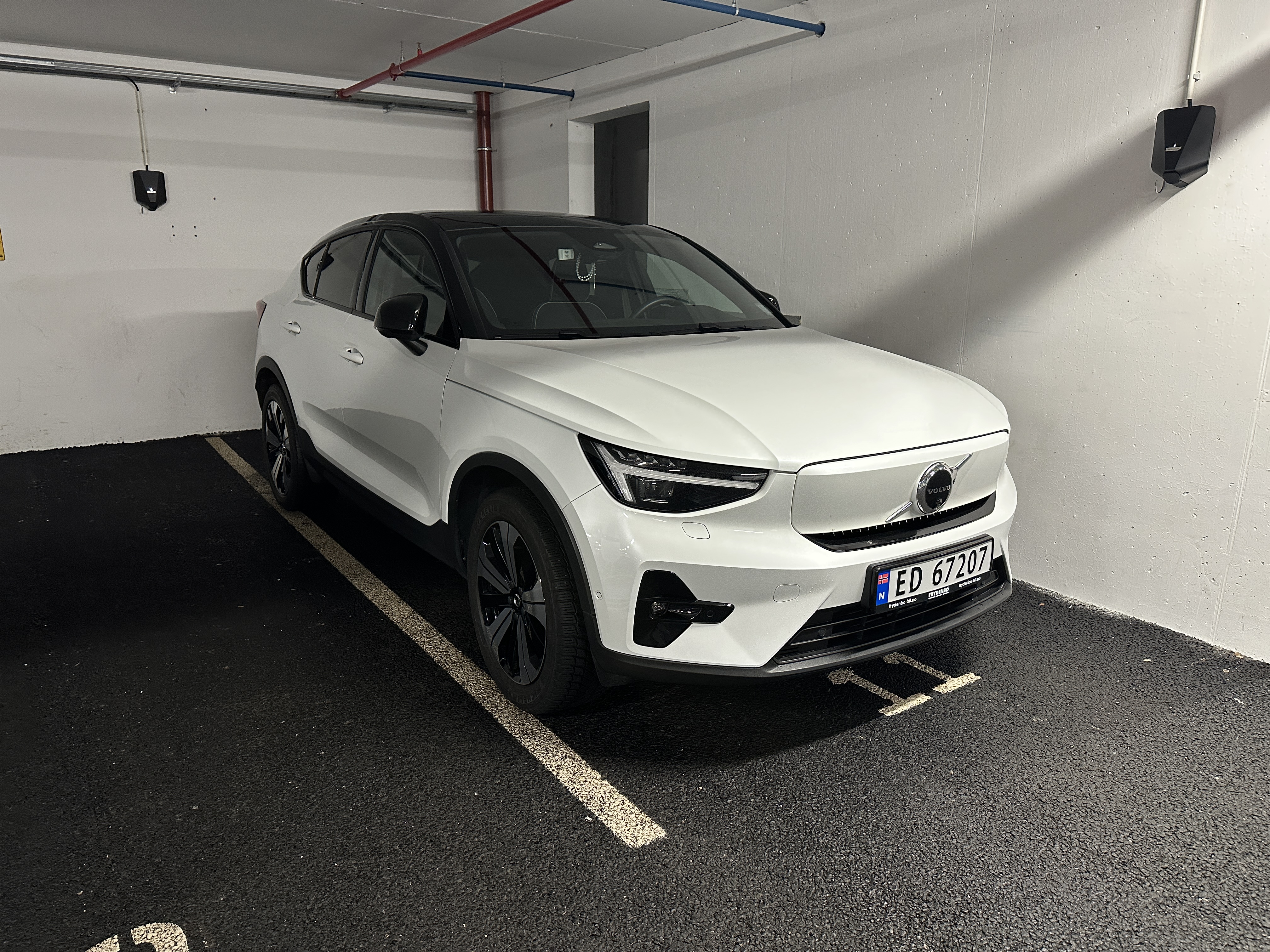 Hvit Volvo C40 parkert i garasje